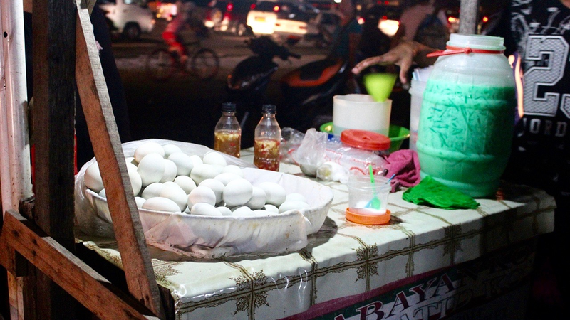 A balut vendor on the streets of Manila (Photo: M. Paramita-Lin)